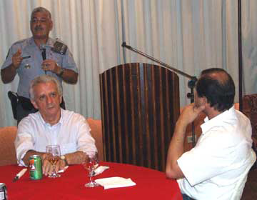 Em primeiro plano, o prefeito de Presidente Prudente, Carlos Roberto Biancardi; de perfil, o presidente da Cmara Municipal; ao fundo, o coronel Alton Brando<a style='float:right;color:#ccc' href='https://www3.al.sp.gov.br/repositorio/noticia/03-2008/THOMAS CEL BRANDAO.jpg' target=_blank><i class='bi bi-zoom-in'></i> Clique para ver a imagem </a>